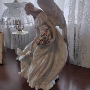Lladro "Flowers of Peace" Angel